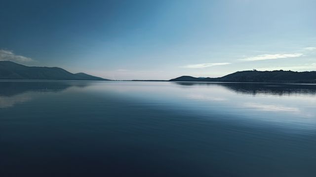 Spokojne jezioro o zmierzchu