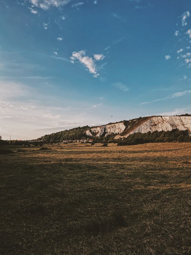 Białe kredowe urwisko nad doliną